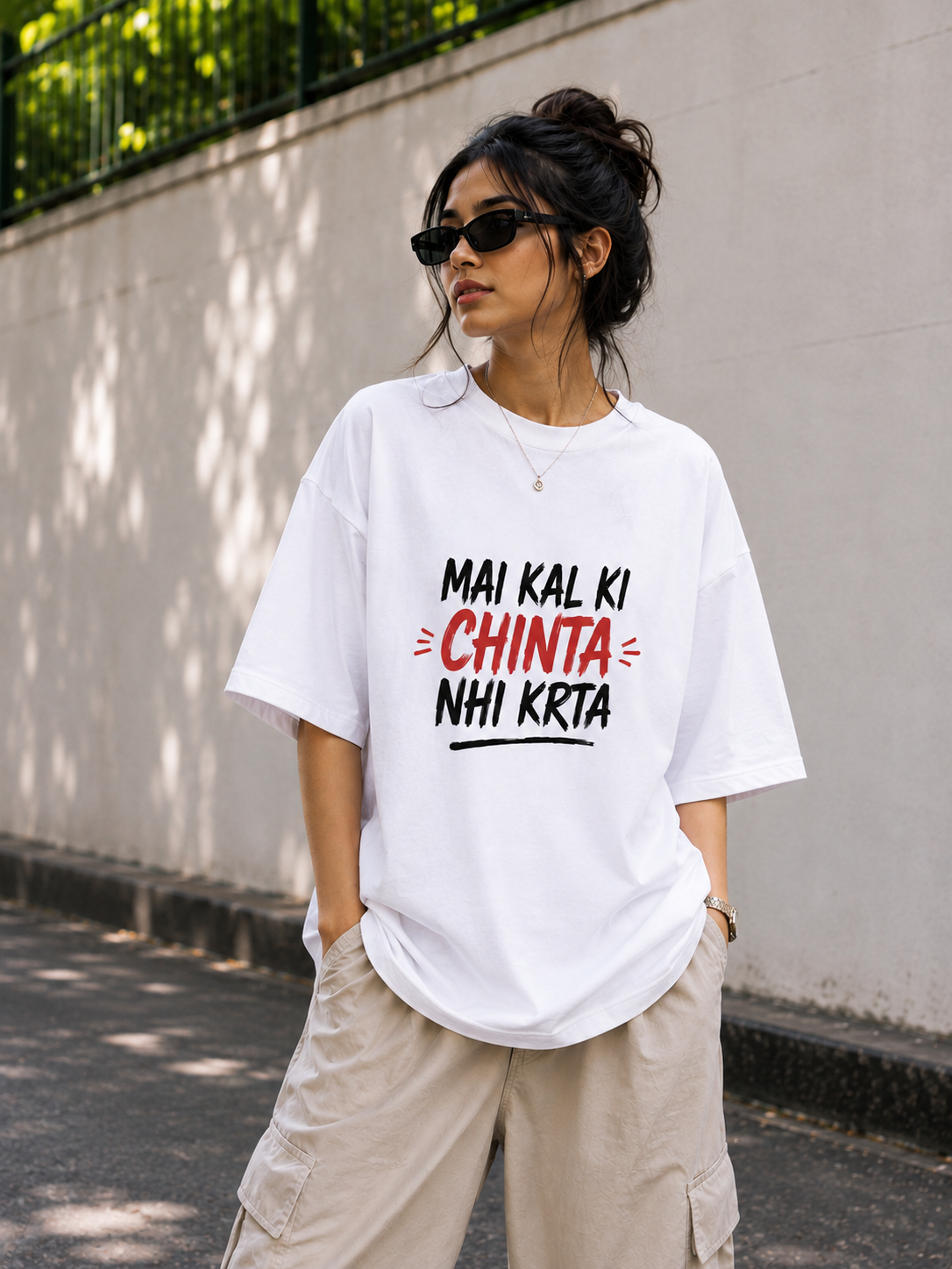 "MAI KAL KI CHINTA NHI KRTA" GRAPHIC OVERSIZED T-SHIRT — White 3